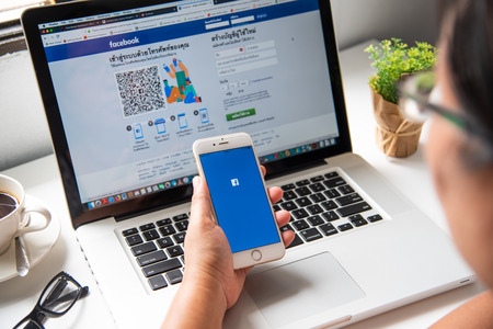 LAMPHUN, THAILAND - July 8, 2018: In a hand for man with social networking service Facebook on the screen IPhone6 is largest and most popular social networking site in the world.のeditorial素材