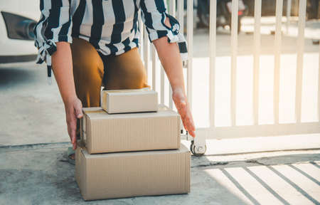 The consumer took the parcel that he ordered online and placed in front of the house. By courierの写真素材