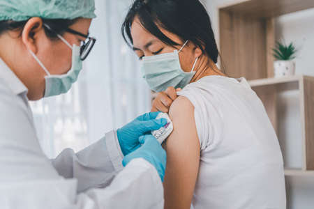 The doctor is currently treating patients by injecting arms. Vaccination or medication to prevent and treat viruses.の写真素材