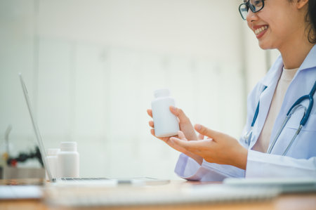 Doctors are giving advice to patients via online video, informing them of physical examination results and suggesting treatment and health care.の写真素材