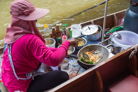 DAMNOEN SADUAK, THAILAND - 9 OCTOBER 2016: Food cooking Pad-Thai on boat at Damnoen Saduak floating market. Damnoen Saduak is a popular travel tourist destination.のeditorial素材