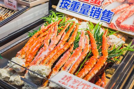 Alaskan king crab legs sale in Japan seafood market. 14 January 2019, Osaka, Japan.のeditorial素材