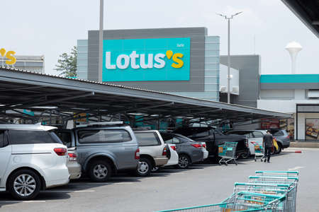 New Lotusâs logo sign banner from old Tesco Lotus retail chain in Thailand operated by Charoen Pokphand (CP) Group.23 April 2021.Bangkok,THAILAND.のeditorial素材