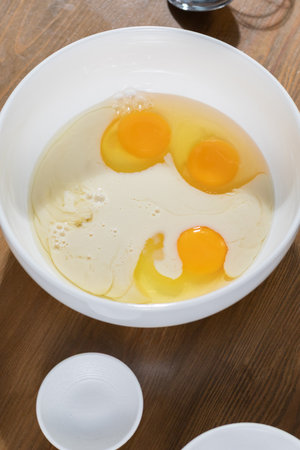 Eggs in a bowl ready for cookingの写真素材