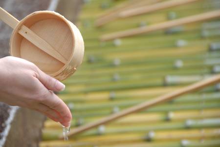 cleansing ritual before entering a Japanese templeの写真素材