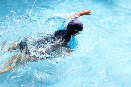 Children playing in thepool