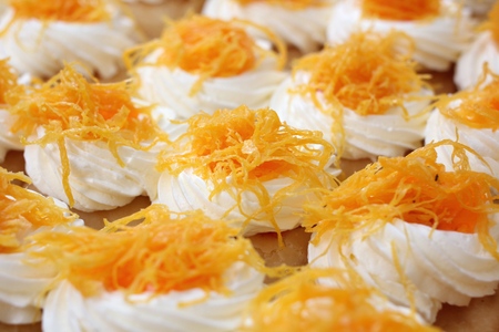 a lot of cup cake and gold egg yolks threadの写真素材