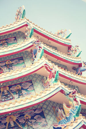 Dragon statue on roofの写真素材