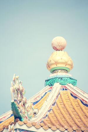 Dragon statue on roofの写真素材