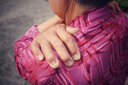 Senior woman with shoulder painの写真素材