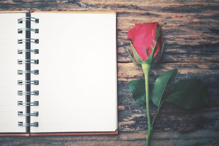 Blank notepad with red roseの写真素材