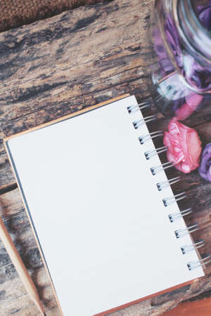 Blank notepad with vintage roses on the jarの写真素材