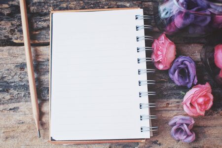 Blank notepad with vintage roses on the jarの写真素材