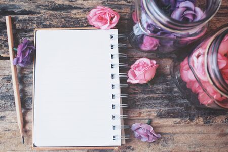 Blank notepad with vintage roses on the jarの写真素材