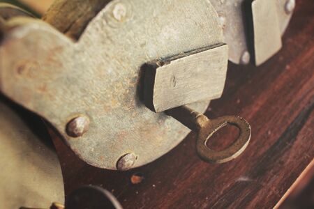 Ancient padlock and keysの写真素材