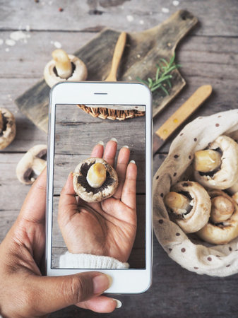 Taking a photo of champignon with smart phone