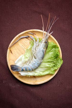 Raw fresh shrimp on a plateの写真素材
