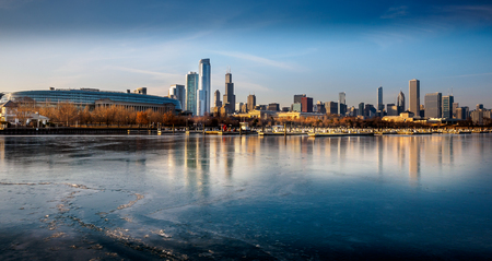 Frozen lake Michigan and the Chicago skyline.のeditorial素材