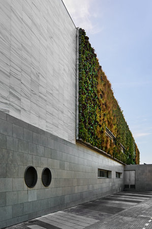 Nature in the heights: a vertical garden adorns an impressive building