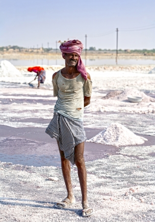 SAMBHAR LAKE TOWN-NOVEMBER 19: An unidentified Indian people working on the salt farm, November 19, 2012, in Sambhar lake town, Sambhar salt lake, Rajasthan, Indiaのeditorial素材