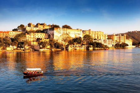 Lake Pichola and City Palace, Udaipur, Rajasthan, India, Asia.のeditorial素材