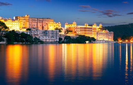 Pichola lake and City Palace at night. Udaipur, Rajasthan, India, Asiaのeditorial素材
