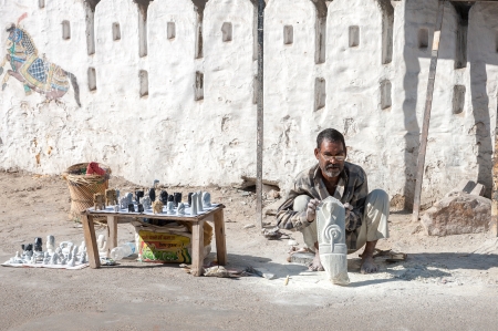 UDAIPUR - NOV 24: unidentified sculptor carve and sell their works on the street on NOVEMBER 24, 2012 in Udaipur, India. Most of Udaipur  street artists work in tourist hot spots.のeditorial素材