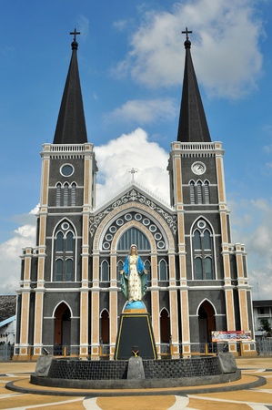 st.maria monument standing front of twin dome churchの写真素材