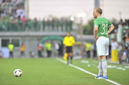 BANGKOK THAILAND- FEB 26: Thai Premier League (TPL) between between Bangkok Glass (green) vs Muangthong Utd (red) on February 26, 2011 in Leo Stadium Bangkok Thailandのeditorial素材