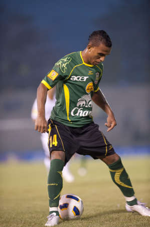 BANGKOK THAILAND- Mar 5: Thai Premier League (TPL) between Army Utd. (green) vs Muang Thong utd.(white) onMarch 5, 2011 at Army Stadium in Bangkok Thailand のeditorial素材