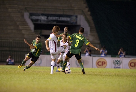 BANGKOK THAILAND- April 24 : Thai Premier League (TPL) between Army Utd. (green) vs Insee Police Utd. (white) on April 24, 2011 at Army Stadium in Bangkok Thailand のeditorial素材