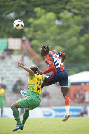 BANGKOK THAILAND- MAY 25 : Thai Premier League (TPL) between thai port fc (Orange) vs TTM Pijit (yellow)   on Msy 25, 2011 at PAT Stadium in Bangkok Thailand のeditorial素材