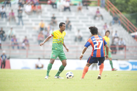 BANGKOK THAILAND- MAY 25 : Thai Premier League (TPL) between thai port fc (Orange) vs TTM Pijit (yellow)   on Msy 25, 2011 at PAT Stadium in Bangkok Thailand のeditorial素材