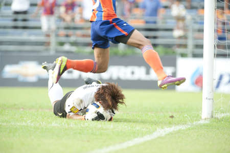 BANGKOK THAILAND- MAY 25 : Thai Premier League (TPL) between thai port fc (Orange) vs TTM Pijit (yellow)   on Msy 25, 2011 at PAT Stadium in Bangkok Thailand のeditorial素材