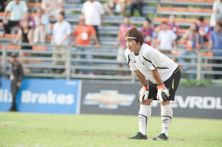 BANGKOK THAILAND- MAY 25 : Thai Premier League (TPL) between thai port fc (Orange) vs TTM Pijit (yellow)   on Msy 25, 2011 at PAT Stadium in Bangkok Thailand のeditorial素材
