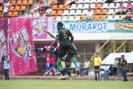 BANGKOK THAILAND - JULY 20 : Toyota League Cup between BBCU fc (prink) vs Kasetsat fc (green) on July 20, 2011 at  Kasetsat Stadium Bangkok, Thailand のeditorial素材