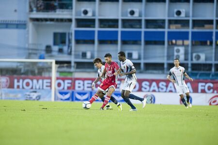 BANGKOK THAILAND- AUGUST 3 : Toyota League Cup  between BEC Tero Fc (Red) vs Supunburi Fc (White) on August 3 , 2011 at thebhussadin Stadium Bangkok, Thailandのeditorial素材