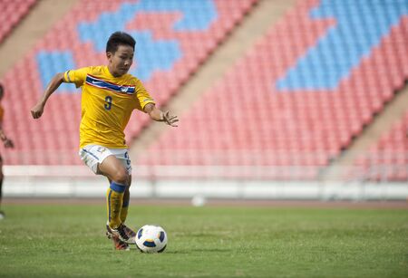 BANGKOK - JULY 28 :  Football Friendly Match 2011 between Thailand (u16) vs Japan (u16)  on July 28,2011 at Rajamangla Stadium in Bangkok, Thailand. のeditorial素材