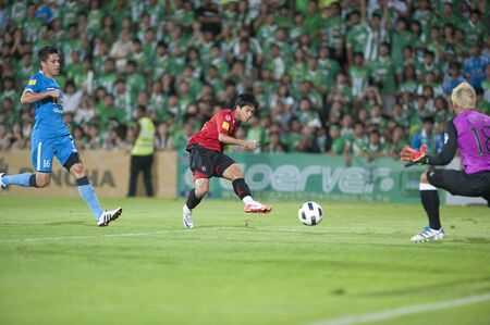 BANGKOK THAILAND- AUGUST 10 : Thai Premier League (TPL) between Muangthong United vs Bangkok Glass Fc on August 10, 2011 at Yamaha Stadium Bangkok, Thailand のeditorial素材