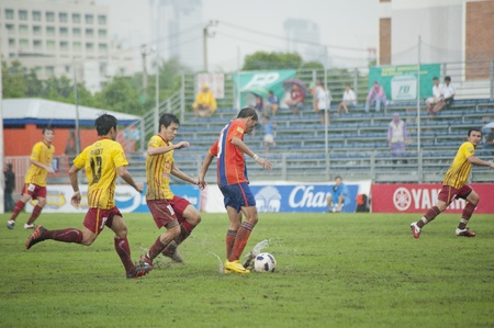 BANGKOK, THAILAND - SEPTEMBER 11 : Thai Premier League (TPL) between Thai Port FC (O) vs OSotspa FC (Y) on September 11, 2011 at PAT Stadium in Bangkok, Thailand のeditorial素材