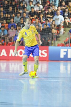 BANGKOK, THAILAND - NOV 04: Unidentified players in FIFA Futsal World Cup Group A match between Thailand (R) and Ukraine (Y) at Indoor Stadium Huamark on November 4, 2012 in Bangkok, Thailand. のeditorial素材