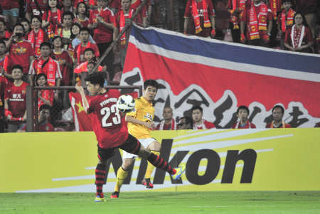 NONTHABURI, THAILAND- APRIL 9 : AFC Champions League 2013 Between Muangthong Utd (R) VS Guangzhou Evergrande (Y) on April 9, 2013 at SCG Stadium, Bangkok,Thailand のeditorial素材
