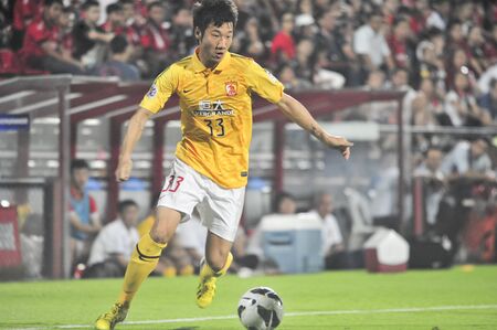 NONTHABURI, THAILAND- APRIL 9 : AFC Champions League 2013 Between Muangthong Utd (R) VS Guangzhou Evergrande (Y) on April 9, 2013 at SCG Stadium, Bangkok,Thailand のeditorial素材