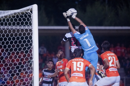 BANGKOK; THAILAND- MAY 05 : Toyota Thai premier League 2013 betweem Bangkok Utd vs Muangthong Utd on May 5 ; 2013 at Bangkok Stadium; Bangkok; Thailandのeditorial素材