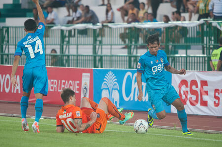 BANGKOK THAILAND-MARCH 30: Thai Premier League GSE Samutsongcham FC and Suphanburi FC at Army Stadiumon March 30,2014 in Thailand のeditorial素材