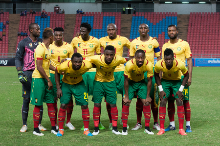 BANGKOK THAI-MAR 30: Mbia Stephane player of Cameroon shot the ball during International Friendly Match ( FIFA ) between Thailand and Cameroon at Rajamangala Stadium on March 30,2015 in,Thailandのeditorial素材