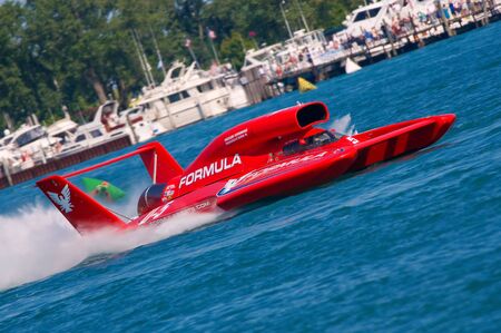 DETROIT - JULY 9 2010: The Formula U-5 hydroplane along the water at the APBA Gold Cup July 9, 2010 on the Detroit River in Detroit, Michigan. のeditorial素材