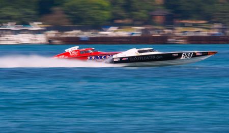 DETROIT - JULY 9 2010: A pair of off-shore racers battle for the lead at the APBA Gold Cup July 9, 2010 on the Detroit River in Detroit, Michigan.のeditorial素材