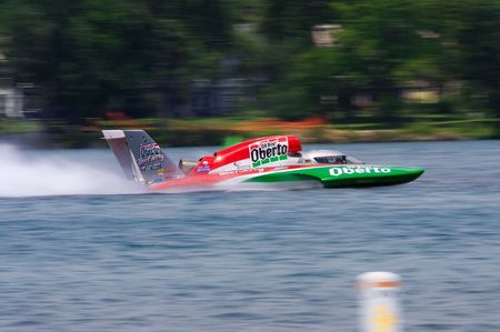 DETROIT - JULY 9 2010: The Oberto races along the water at the APBA Gold Cup July 9, 2010 on the Detroit River in Detroit, Michigan. のeditorial素材