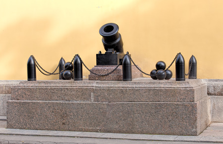 Saint Petersburg, Russia - 9 July, 2015: cannon at the entrance of the Admiralty building. The Admiralty building is the former headquarters of the Admiralty Board and the Imperial Russian Navy in St. Petersburg, Russia and the current headquarters of theのeditorial素材